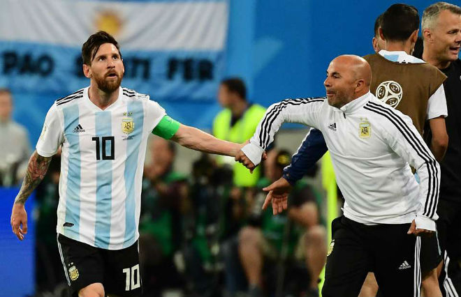 Vòng 1/8 World Cup: &#34;Đại ca&#34; Messi bị tố lạm quyền, HLV Argentina nói gì? - 1