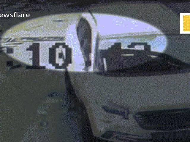 Media - Bé gái thoát chết kì diệu sau khi bị ô tô cuốn vào gầm và kéo lê