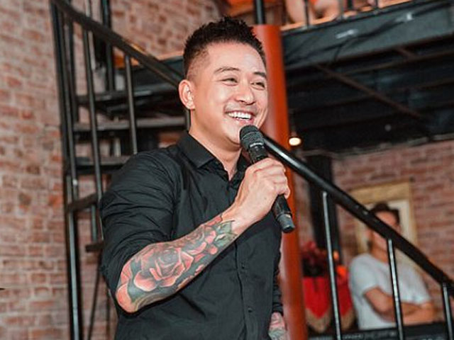 Ca nhạc - MTV - Clip Tuấn Hưng ngẫu hứng hát trên bàn nhậu "gây sốt" cộng đồng mạng