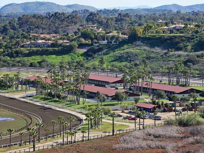 Ở California, Bill Gates sở hữu trang trại ngựa Rancho Paseana rộng 992.682m2 trị giá 18 triệu USD. 