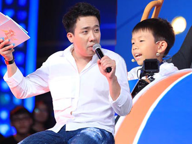 Giải trí - Cả trường quay tiếc cho cậu bé 7 tuổi "đánh rơi" 50 triệu