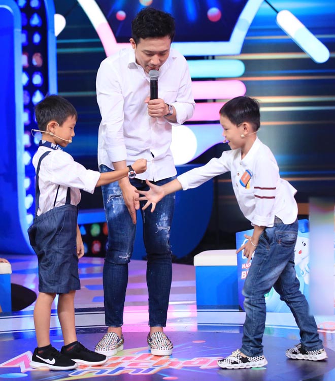 Cả trường quay tiếc cho cậu bé 7 tuổi "đánh rơi" 50 triệu - 4