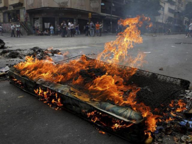 Thế giới - Venezuela: Người dân phóng hỏa gần dinh tổng thống vì mất điện