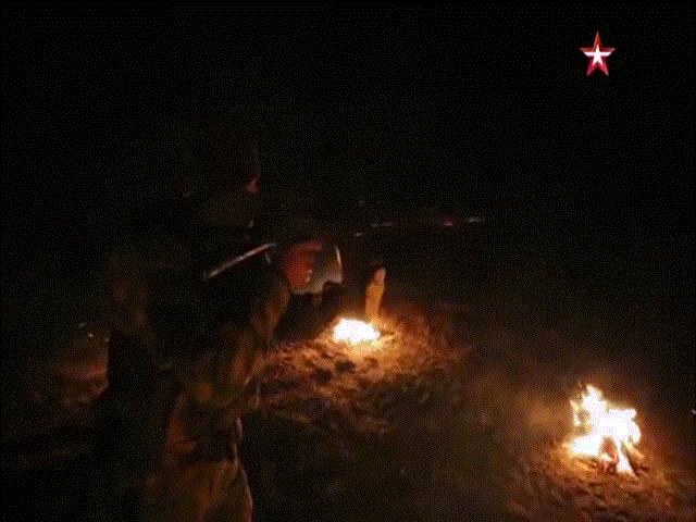 Thế giới - Xem súng AK của Nga bị nung nóng đỏ nòng vẫn khai hỏa bình thường