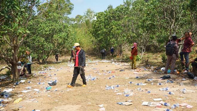 Dân nườm nượp tìm tiền, vàng sau vụ bắt sòng bạc "khủng" ở Gia Lai - 2