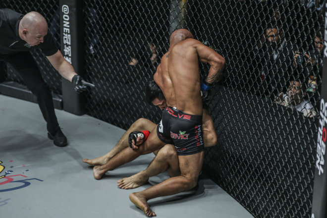 MMA hãi hùng: 40 giây &#34;kẹp cổ&#34; kết liễu, vũ điệu ăn mừng điên cuồng - 1