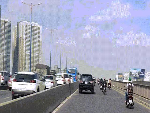 Tin tức trong ngày - Chủ nhân xế hộp ngang nhiên chạy vào làn xe máy trên cầu Sài Gòn là ai?