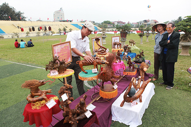 Tại triển lãm Sinh vật cảnh thị xã Sơn Tây (Hà Nội) mở rộng năm 2019, bộ sưu tập 12 con giáp làm từ gốc, rễ tre của ông Lưu Văn Hách (Ba Vì) gây sự chú ý của nhiều người bởi những con vật nhìn rất sinh động, mang tính nghệ thuật cao.