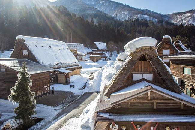 Shirakawa-đi: Shirakawa-go và Gokayama là một di sản thế giới của UNESCO, nơi có những ngôi nhà nông trại gassho-zukuri truyền thống nổi tiếng. Vào mùa đông, tuyết bao phủ cả ngôi làng trông thật kỳ diệu.