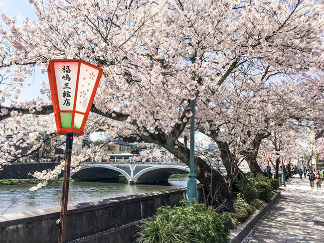Kanazawa: Kanazawa, có nghĩa là ‘Marsh of Gold”, là một viên ngọc ẩn ở Nhật Bản. Là một trong những thành phố thời Edo được bảo tồn tốt nhất ở Nhật Bản, nó có rất nhiều di tích lịch sử vô cùng hấp dẫn du khách.