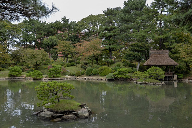 Vườn Shukkeien ở Hiroshima: &nbsp;Shukkei-en là nơi phong cảnh thu nhỏ của thành phố và khu vườn được thiết kế để trở thành một phiên bản thu nhỏ của chính Nhật Bản.