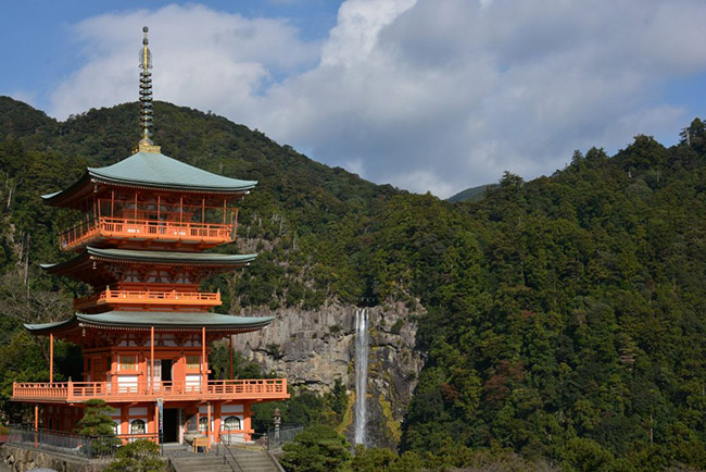 Đền Kumano Nachi Taisha: Kumano Nachi Taishi là một trong ba ngôi đền Kumano xinh đẹp. Gần Nachi Taisha là thác nước Nachi No Taki. Đây thực sự là thác nước cao nhất ở Nhật Bản và là địa điểm tôn giáo nguyên thủy trong khu vực.