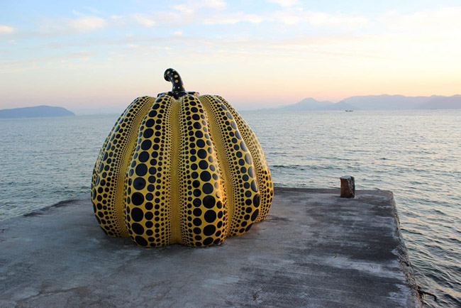 Đảo nghệ thuật Naoshima: Nếu bạn đang tìm kiếm một địa điểm độc đáo, mang tính nghệ thuật ở Nhật Bản, hãy ghé thăm hòn đảo tuyệt vời Naoshima. Nó nằm trên Shikoku, một trong 4 hòn đảo lớn ở Nhật Bản.