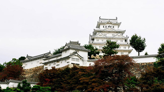 Lâu đài Himeji ở Himeji: Lâu đài Himeji là một lâu đài trên đỉnh đồi ở Nhật Bản, nằm ở thành phố Himeji, Nhật Bản. Nó được xem là ví dụ tốt nhất còn sót lại của kiến ​​trúc lâu đài nguyên mẫu của Nhật Bản.