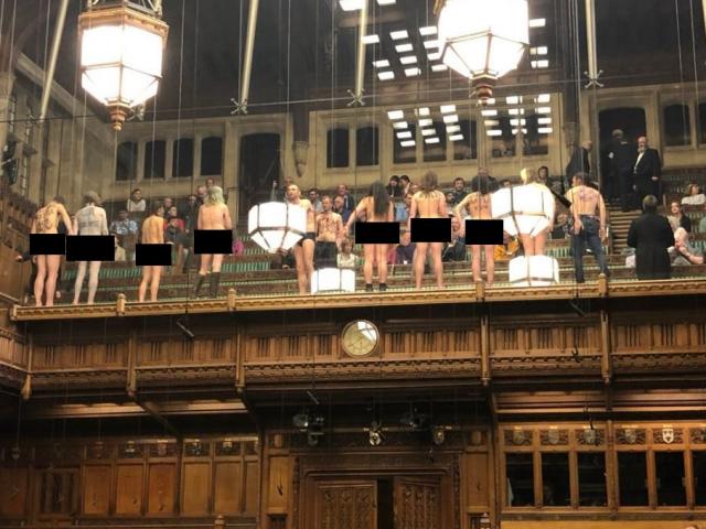 Thế giới - Cởi đồ, "thả rông" ngay giữa Hạ Nghị viện Anh để biểu tình