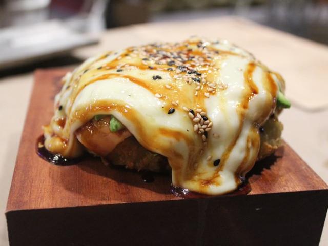 Media - Nếm thử món sushi kỳ quặc nhất thế giới với phô mai nóng chảy phủ lên trên