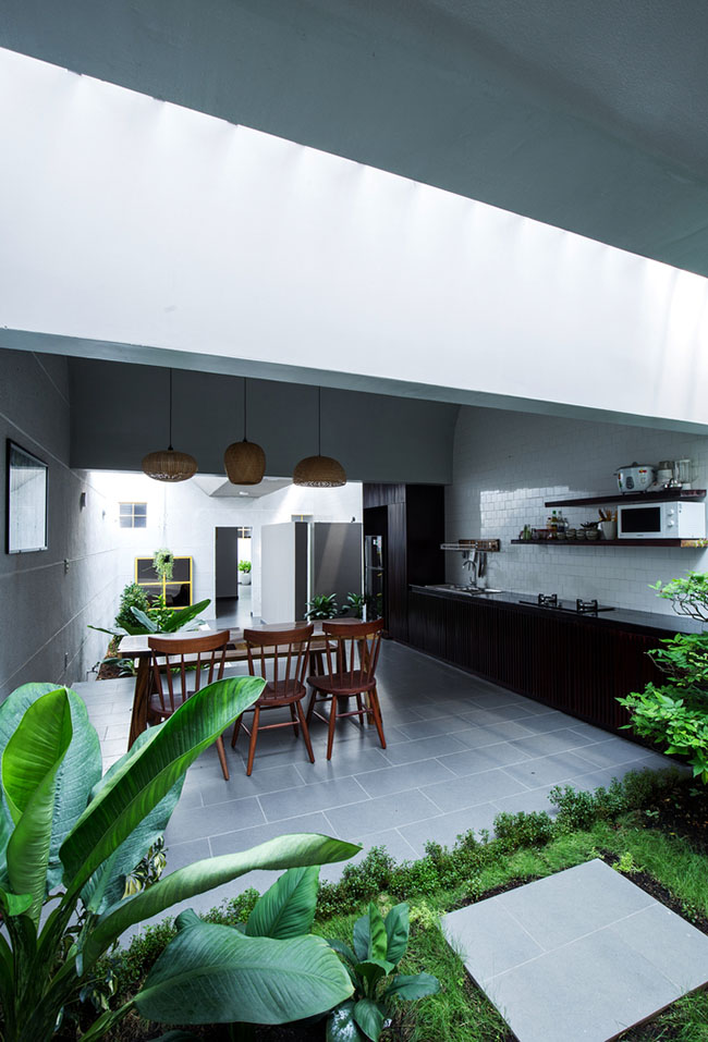 Chỗ nào cũng có cây xanh, ngay cạnh căn bếp nhỏ cũng có một tiểu cảnh, hệ thống trần kính và thông gió giúp cây luôn đủ không khí và ánh sáng để phát triển.