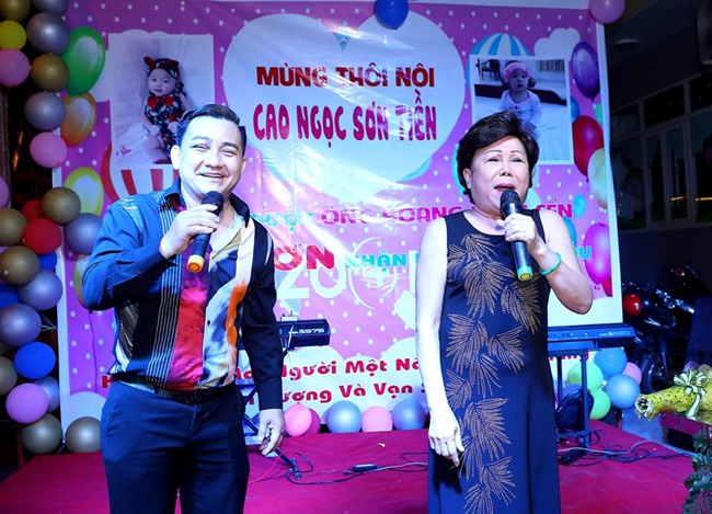 Nghệ sĩ Anh Vũ trong ngày lễ mừng thôi nôi con nuôi ca sĩ Ngọc Sơn.