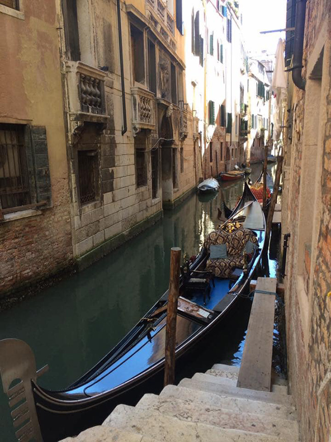 Nét cổ kính của Venice được in hằn đậm nét lên các ngôi nhà với những bức tường rêu phong, những ô cửa sổ rỉ sét và những cánh cửa ngập nước bị ăn mòn theo thời gian.