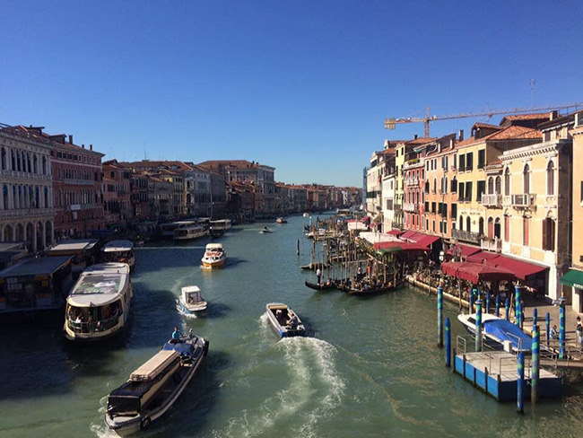 Nằm ở phía Đông Bắc Italy, Venice được hình thành từ hàng trăm hòn đảo và kênh đào nối liền với nhau bởi hơn 400 cây cầu lớn nhỏ.