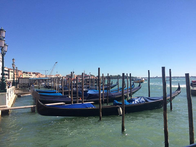 Gondola là loại thuyền truyền thống và đặc trưng nhất của Venice. Với hình dáng nhỏ, dài, mũi thuyền cong vút và được trang trí họa tiết cầu kỳ mang tính thẩm mỹ cao, được sử dụng rất phổ biến cho khách du lịch, thậm chí trong lễ cưới, lễ tang. Nhìn từ trên cao, những chiếc Gondola bồng bềnh trên mặt nước như những nốt nhạc vui vẻ trong bản nhạc với giai điệu du dương mà sâu lắng.