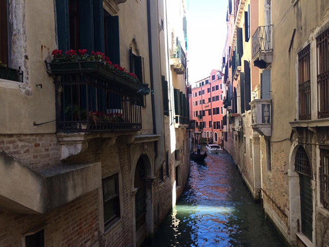 Tiến sâu vào Venice, du khách như bị lạc vào mê cung của những con hẻm nhỏ toàn những ngôi nhà cao tầng nhiều màu sắc với ban công, cửa gỗ và những chậu hoa xinh xắn.