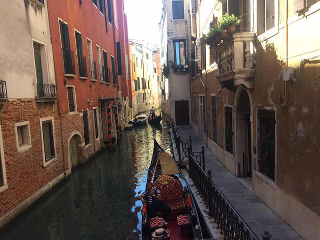 Dòng nước uốn lượn quanh những ngôi nhà sặc sỡ là nét nổi bật ở Venice.