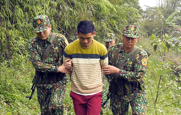 Phía sau tiếng kêu cứu của cô gái ven đường biên - 2