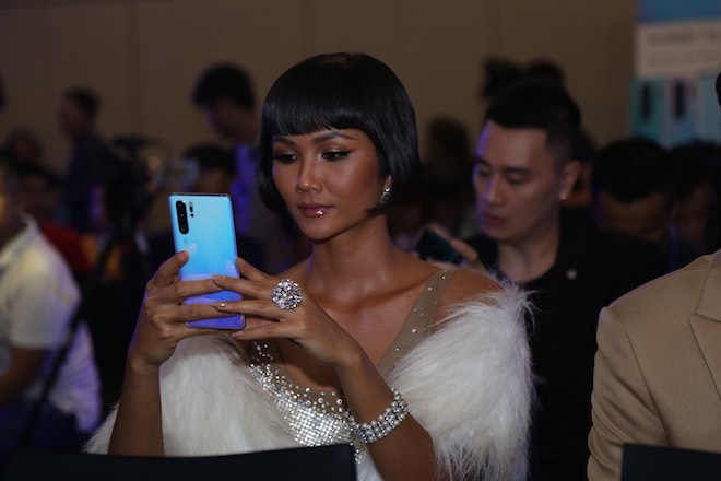 Hoa hậu H’Hen Nie và dàn sao hào hứng chụp ảnh với Huawei P30 Pro - 1