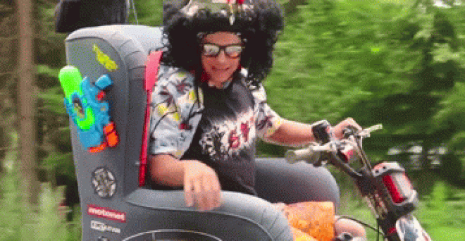 SỐC: Thánh phượt vừa chạy xe "bá đạo" vừa nướng xúc xích ăn - 1