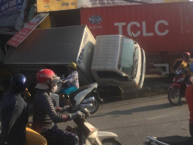 Tin tức trong ngày - Tông xe tải, ủi sập 2 căn nhà, tài xế xe container vẫn "no" giấc trong cabin