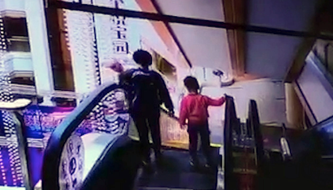 Bế con đi thang cuốn, bà mẹ TQ sơ suất trong tích tắc và hậu quả thương tâm - 1