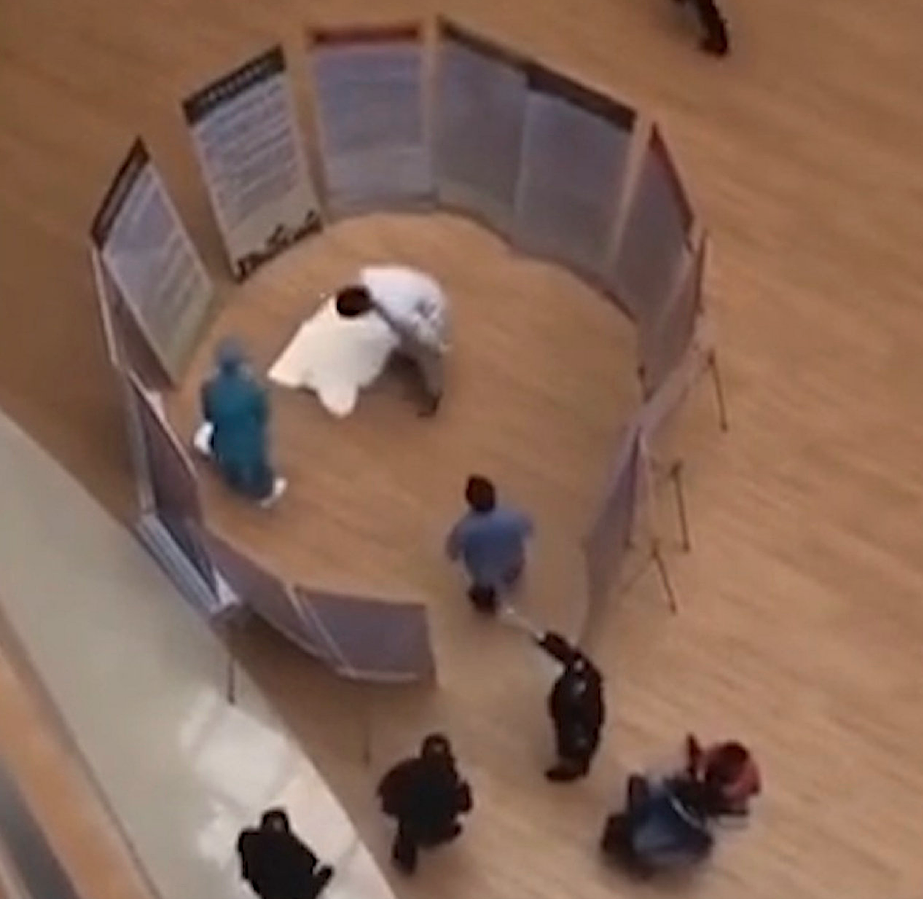 Bế con đi thang cuốn, bà mẹ TQ sơ suất trong tích tắc và hậu quả thương tâm - 2