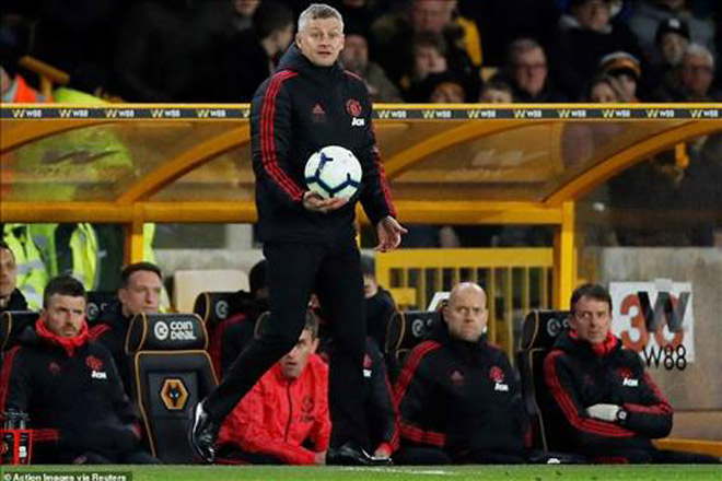 MU thua tức tưởi: HLV Solskjaer bảo vệ học trò, méo mặt vì &#34;người nhện&#34; - 1