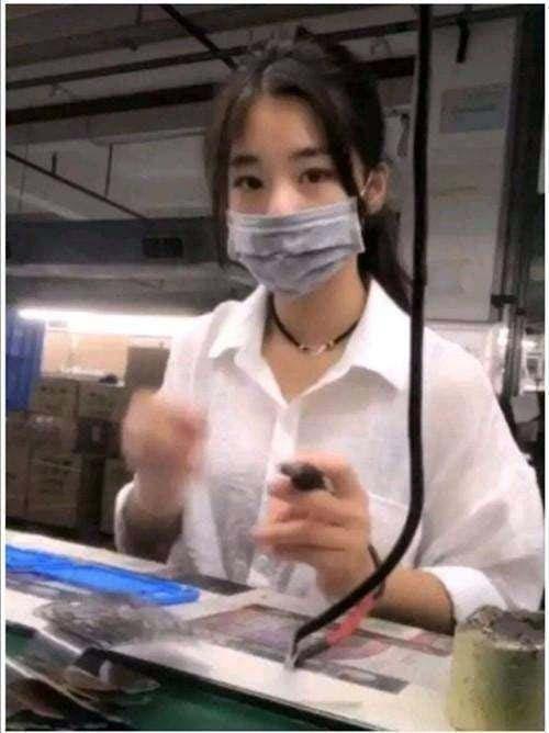 Nữ công nhân đeo khẩu trang gây sốt vì quá đẹp và sự thật - 1