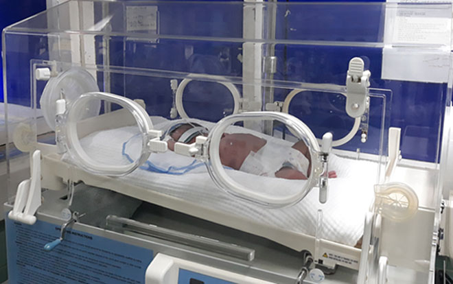 Nữ sinh 17 tuổi sinh con rồi vứt lại trong nhà vệ sinh - 1