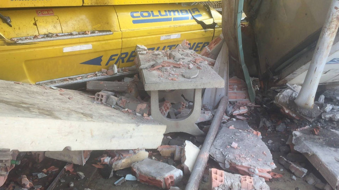 Tông xe tải, ủi sập 2 căn nhà, tài xế xe container vẫn "no" giấc trong cabin - 2