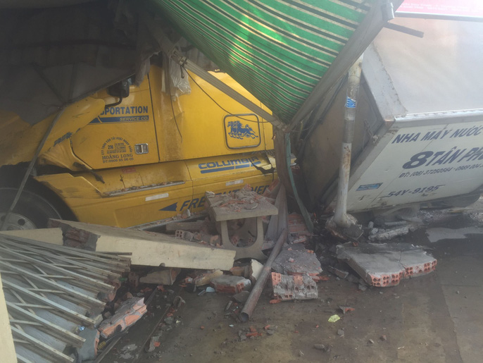 Tông xe tải, ủi sập 2 căn nhà, tài xế xe container vẫn "no" giấc trong cabin - 3