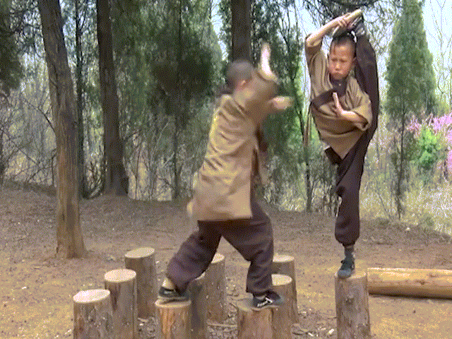 Thế giới - Video: Kinh ngạc với sự khổ luyện của các &quot;võ sĩ&quot; Thiếu Lâm nhí