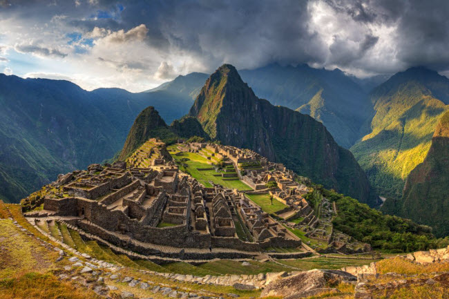 Di tích Machu Picchu, Peru: Thành phố của người Inca cổ đại nằm trên đỉnh một ngọn núi thuộc dãy núi Andes. Trước khi khám phá địa điểm này, du khách nên nghỉ tối tại thị trấn Aguas Calientes để làm quen với độ cao  2.450 m so với mặt nước biển ở nơi đây.