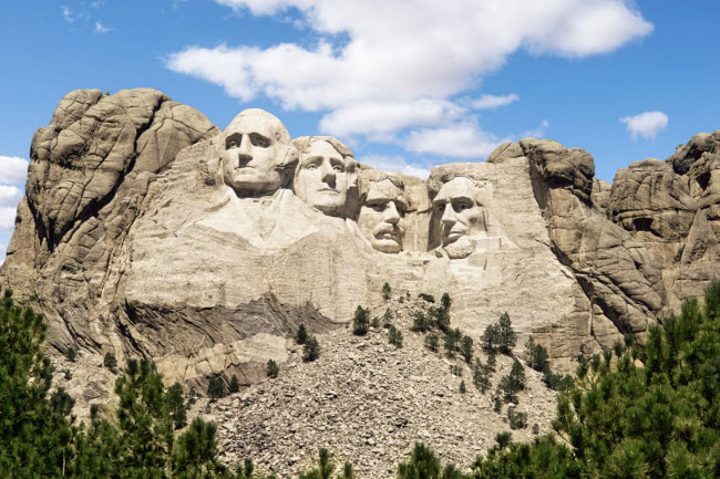 Núi Rushmore, Mỹ: Mỗi năm, có tới 3 triệu người tới Black Hills ở Nam Dakota để chiêm ngưỡng những bức tượng khổng lồ được tạc trên núi Rushmore. Bốn nhân vật được tạc tượng là những tổng thống nổi tiếng nhất nước Mỹ: George Washington, Thomas Jefferson, Abraham Lincoln và Theodore Roosevelt.