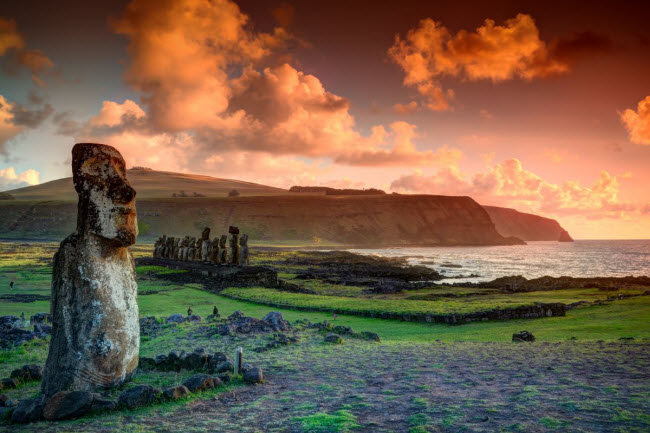 Đảo Phục Sinh, Chile: Hòn đảo hẻo lánh này nằm cách bờ biển Nam Mỹ khoảng 3.700 km và là một trong những những địa điểm bí ẩn nhất trên Trái đất. Đảo nổi tiếng với hơn 900 bức tượng được điêu khắc từ đá núi lửa 1.500 năm tuổi.