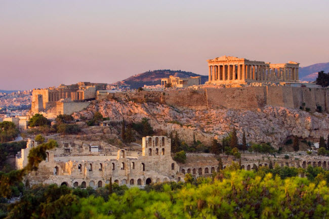 Đền Acropolis, Hi Lạp: Đây là một trong những công trình ấn tượng nhất còn sót lại của nền văn minh Hi Lạp cổ đại. Ngoài tàn tích của ngôi đền cổ, du khách có thể tới thăm bảo tàng Acropolis để chiêm ngưỡng các hiện vật cổ có giá trị.