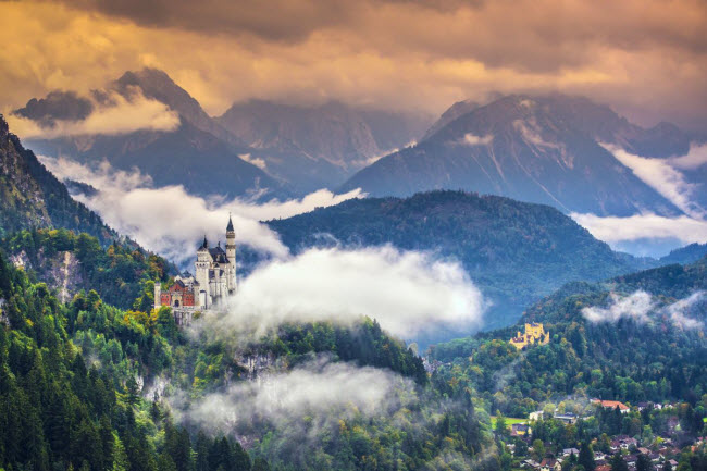 Lâu đài Neuschwanstein, Đức: Vua Ludwig II của xứ Bavaria đã xây dựng lâu đài tráng lệ mang tên Neuschwanstein này vào năm 1886, làm nơi ở ẩn của mình. Lâu đài này cũng là nguồn cảm hứng để Disneyland thiết kế lâu đài của Nàng công chúa ngủ trong rừng.