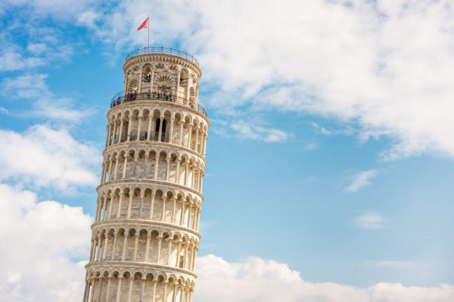 Tháp nghiêng Pisa, Italia: Công trình nổi tiếng từ thời Trung Cổ được xây dựng từ năm 1173 và mất hơn 200 năm để hoàn thành. Du khách có thể trèo lên đỉnh tòa tháp để chiêm ngưỡng toàn cảnh thành phố sau đó xuống dưới chụp ảnh với tư thế dùng tay đỡ tòa tháp nghiêng.