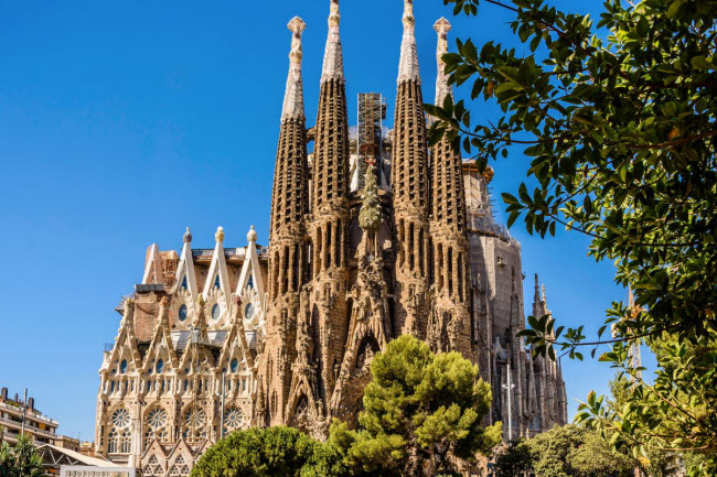 Nhà thờ La Sagrada Familia, Tây Ban Nha: Công trình được xây dựng từ năm 1882 và hiện vẫn chưa hoàn thành. La Sagrada Familia là một trong 20 công trình kiến trúc ấn tượng nhất được thiết kế bởi kiến trúc sư Antoni Gaudí tại thành phố Barcelona.