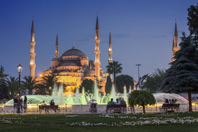 Nhà thờ Hồi giáo Blue, Thổ Nhĩ Kỳ: Công trình ở thành phố Istanbul được xây dựng từ thế kỷ thứ 17 với hơn 20.000 tấm ngói gốm chế tác thủ công. Ngày nay, nhà thờ là một trong những địa điểm du lịch hấp dẫn nhất ở châu Âu.