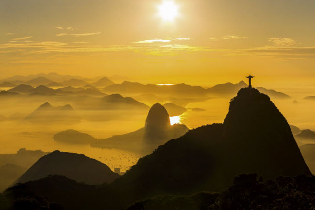 Tượng Chúa Kitô Cứu Thế, Brazil: Công trình nổi tiếng này là biểu tượng của cả thành phố Rio de Janeiro và Brazil. Bức tượng cao 30m nằm trên đỉnh núi  Corcovado nhìn xuống thành phố phía dưới. Du khách có thể tới đây bằng taxi hay đi tàu điện.