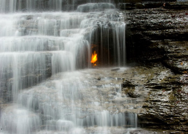 Thác lửa vĩnh cửu: Thác Eternal Flame là một thác nước kỳ lạ nằm trong Khu bảo tồn Shale Creek ở Western New York. Một phần nhỏ ở cơ sở thác nước phát ra khí tự nhiên. Thật thú vị, nó có thể được thắp sáng để tạo ra một ngọn lửa.