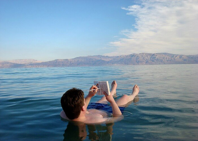 Biển chết: Là hồ muối, sẽ đảm bảo bạn có thể nổi mà không cần bất kỳ nỗ lực nào, do khối lượng muối và các khoáng chất khác trong nước rất cao. Biển Chết có độ mặn gấp 10 lần so với đại dương, với độ mặn khoảng 34%.